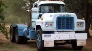 Mack R700 V8 Start up [upl. by Langer881]