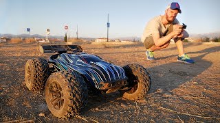 CARRO DE CONTROLE REMOTO QUE CORRE A 80Km POR HORA JLB Racing Cheetah Brushless RC Car Truggy [upl. by Neille]