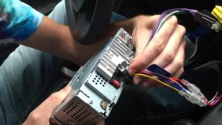 Renault Clio 2  changer le poste radio [upl. by Herrick]