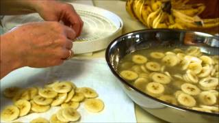 Dehydrating bananas and peels [upl. by Glynias]