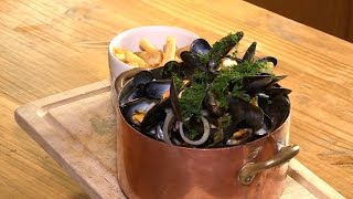 Recette  les moules frites [upl. by Anileuqcaj637]